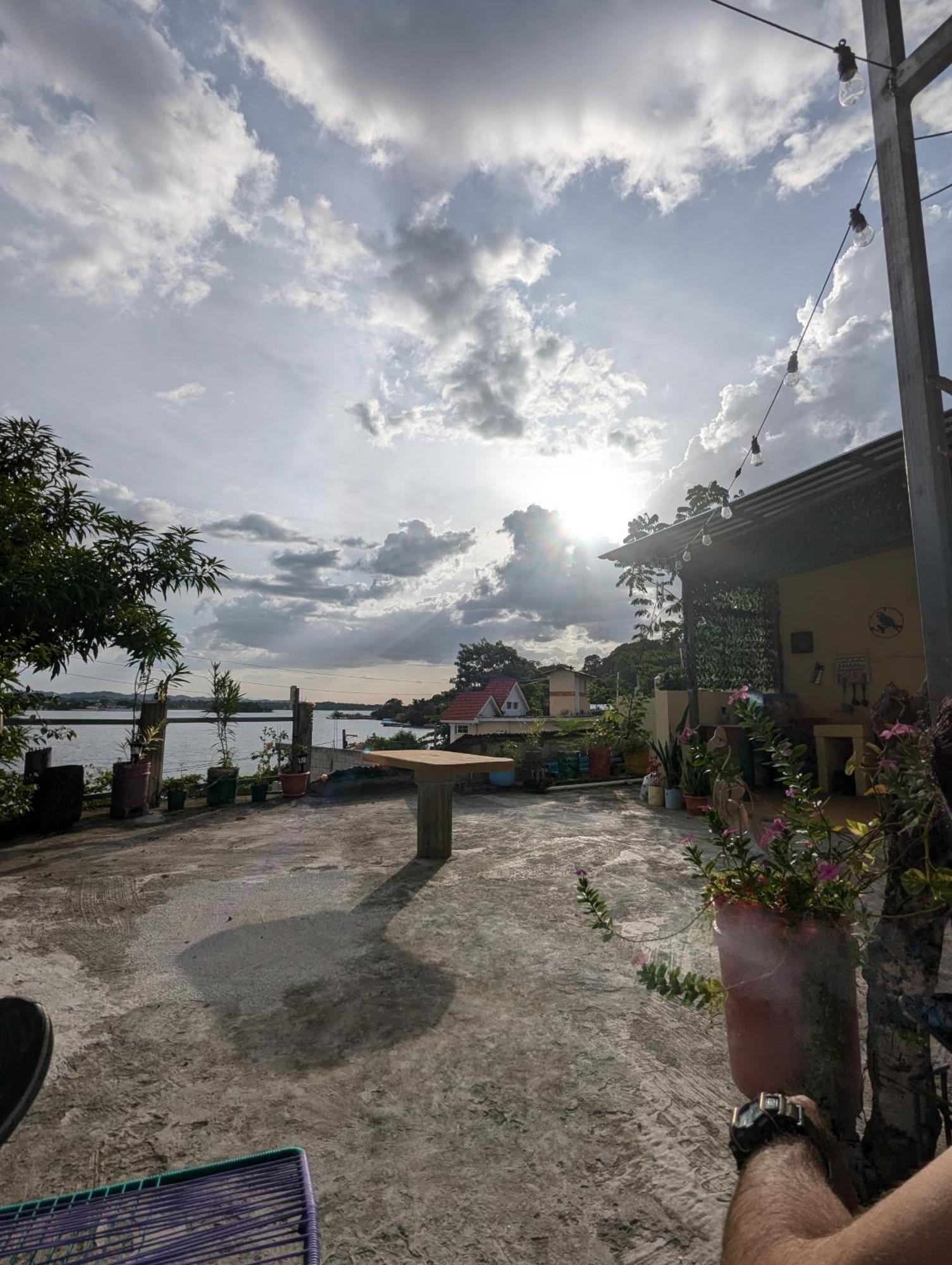 Casa Zoila Hospedaje Frente Al Lago Lakefront Lodging Leilighet Flores Eksteriør bilde